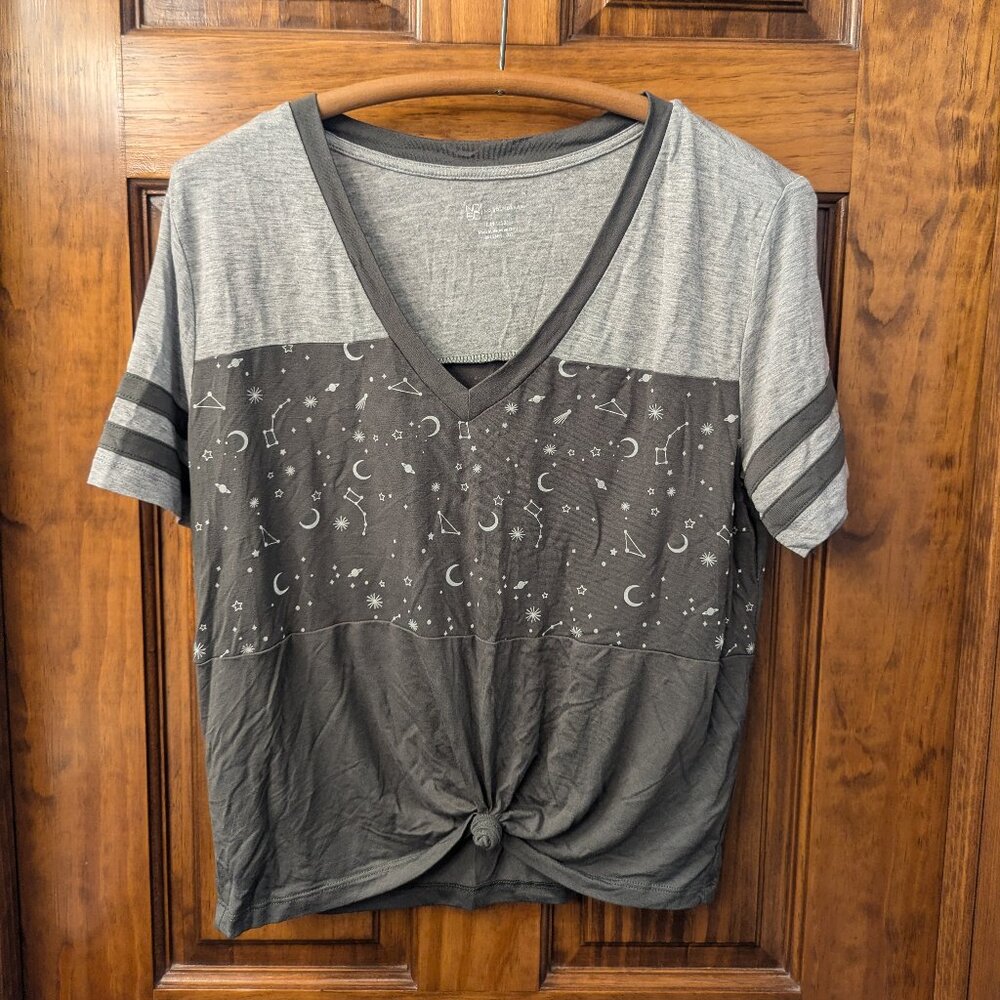 No Boundaries Gray Star Constellation V-Neck Size: Large